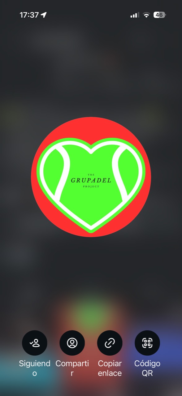 Grupadel: corazón verde con una pelota de pádel sobre fondo rojo
